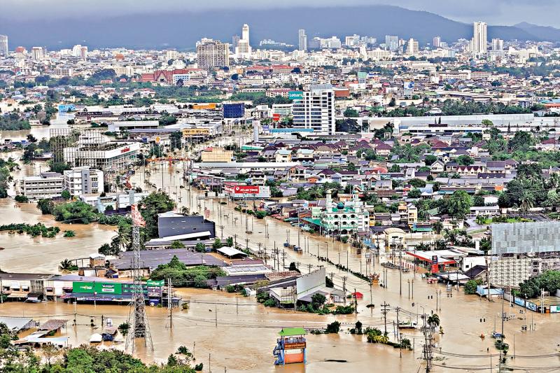 ﻿泰国南部洪灾33人遇难 轻型航母参与救援