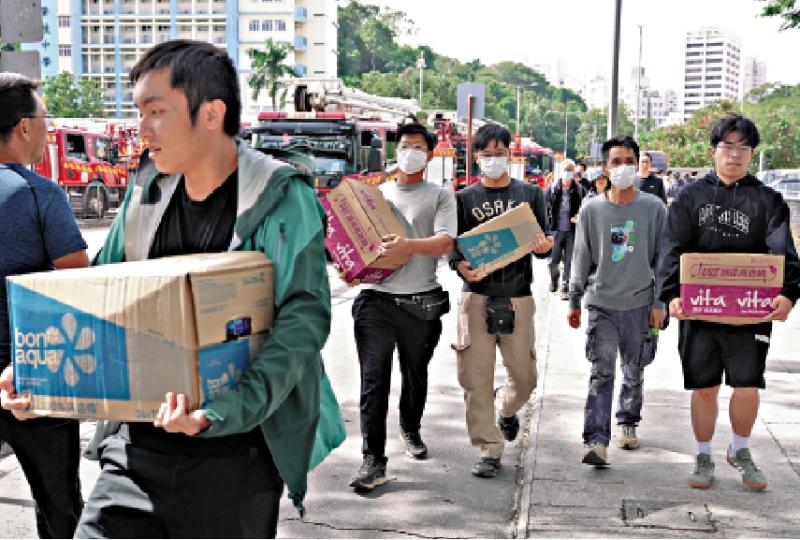 ﻿热心市民到最前线为消防送暖