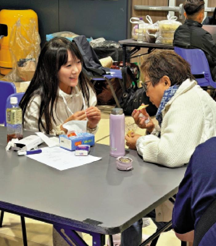 ﻿深圳青年彻夜陪伴受灾长者