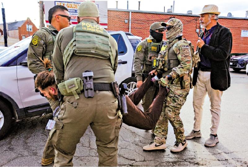 ﻿新闻解码/特朗普大肆打击移民 或增士兵遇袭风险