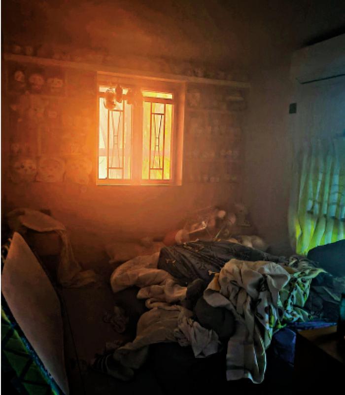 ﻿浓烟弥漫走廊 勇住客救邻居入屋