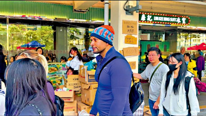 ﻿外籍义工为灾民祈祷