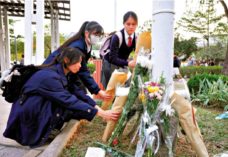 ﻿众志成城 克难前行/学生灾场外献花悼念：珍惜身边人