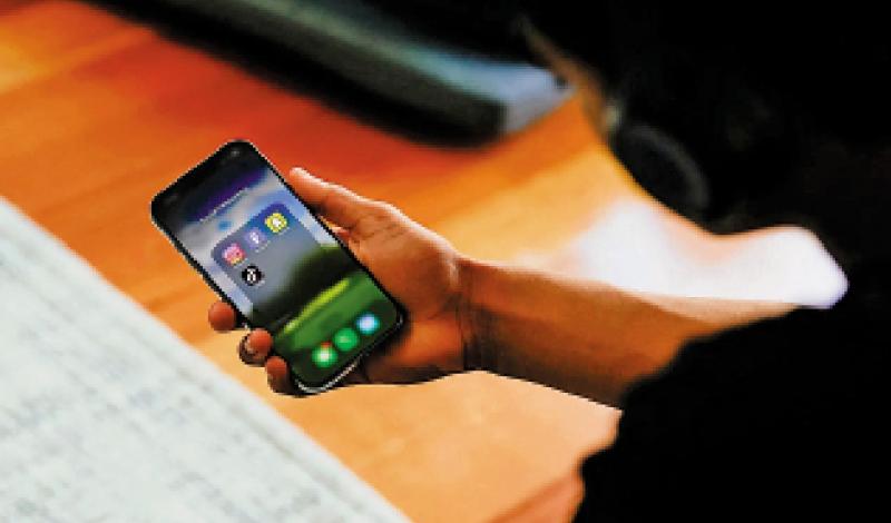 ﻿欧洲议会通过决议 吁禁16岁以下使用社媒