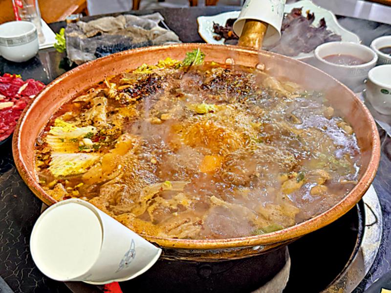 ﻿腾冲霸气美食铜瓢牛