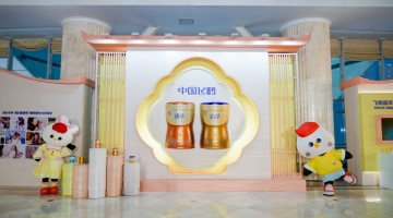 飞鹤2025年合作伙伴大会公布迹萃、启萃新品，率先开启鲜活营养时代