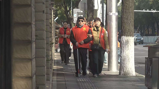 盲道通心 大爱传情——第34个国际残疾人日里的温暖践行