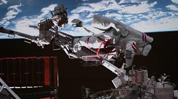 神舟二十一号航天员乘组圆满完成第一次出舱活动