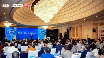 摘要冠名，“更新与答案：我的2025年书单”　总裁读书会年终大课暨年终演讲受盛赞