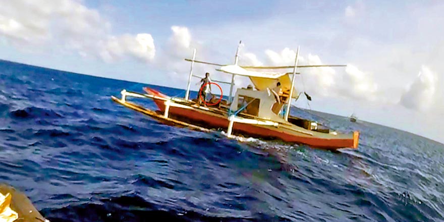 侵闯仙宾礁 菲“渔民”挥刀挑衅中国海警