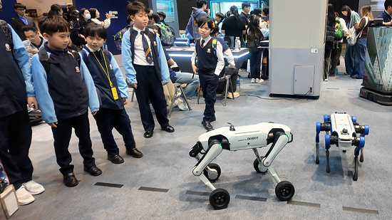 从工业级可靠到消费级灵动，越疆咖啡机器人、调酒机器人及双形态机器狗演绎