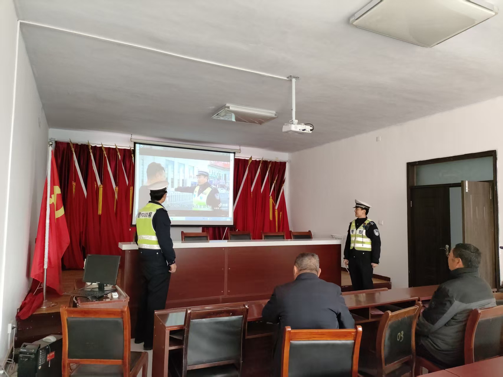 开封市勤务四大队：“美丽乡村行”电影下乡 筑牢农村交通安全防线