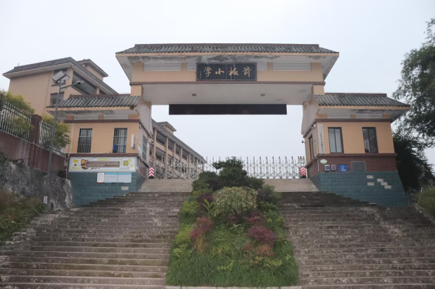 兴趣岛捐建爱心图书室，新书点亮四川百年村小