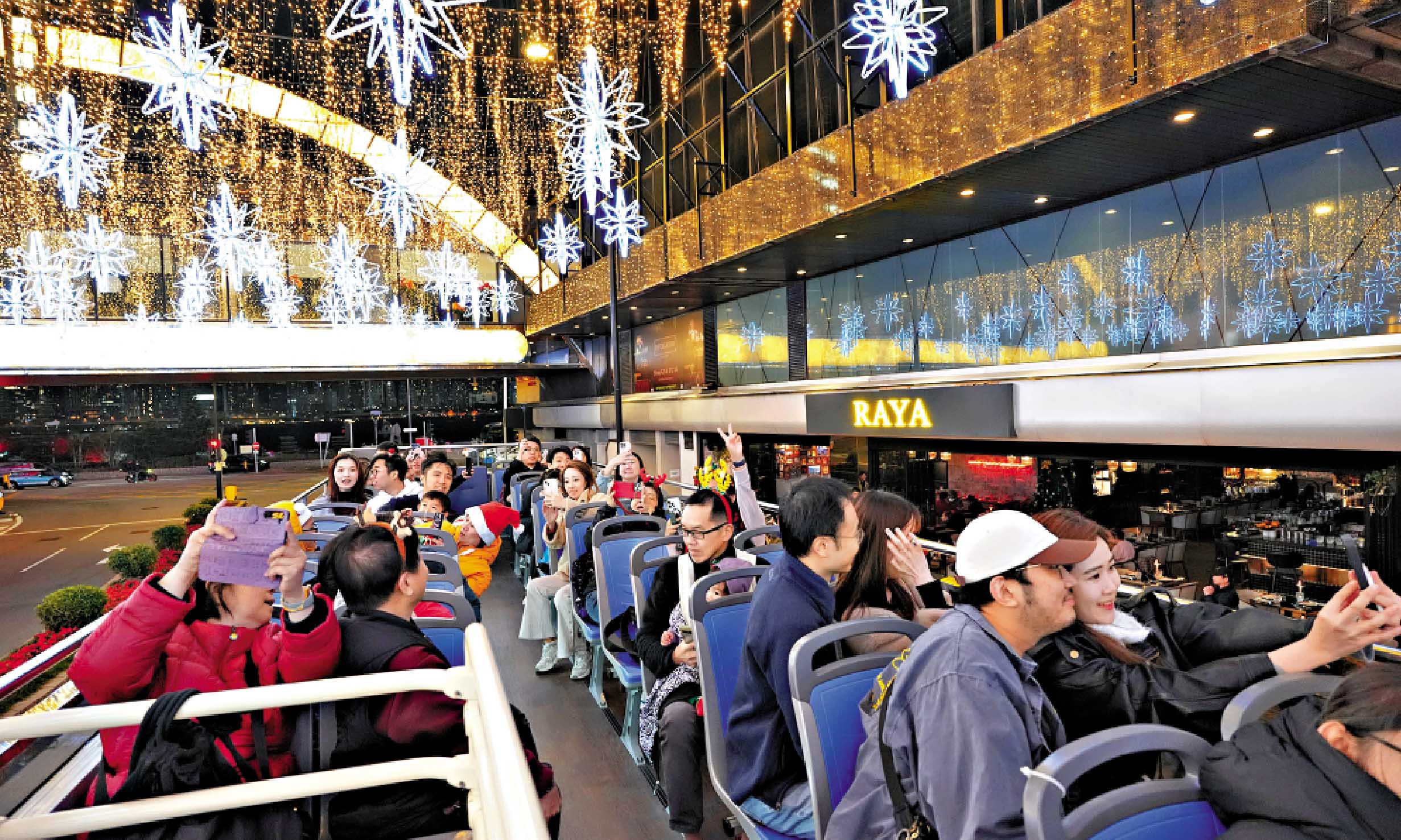 坐開篷巴士睇聖誕燈飾 旅客讚新奇體驗