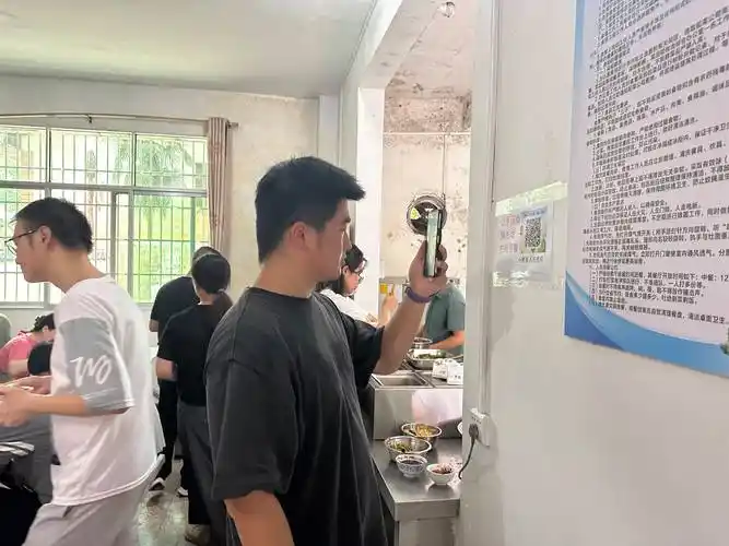 信阳公务餐改革率先全域落地 扫码吃食堂 省事又省钱