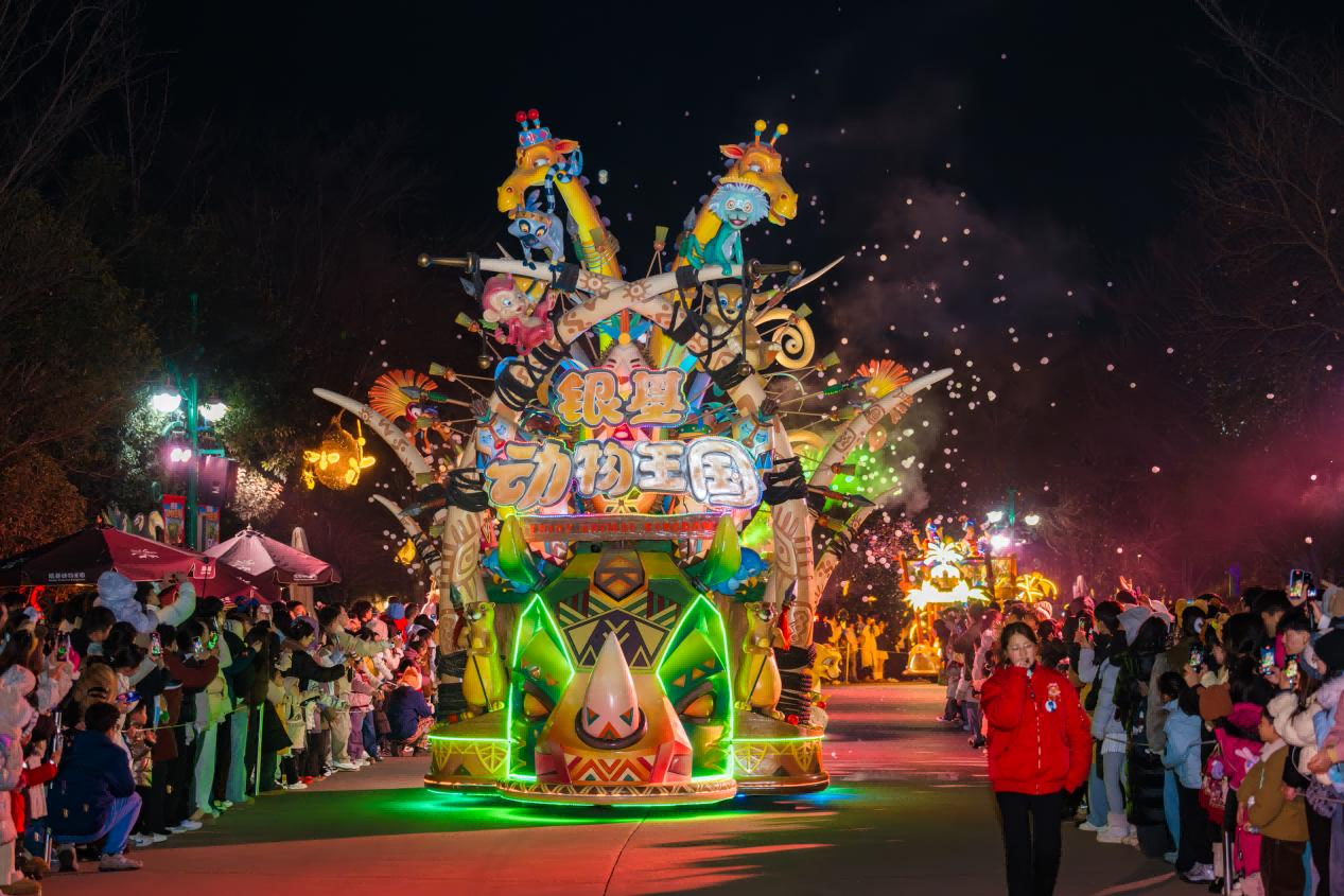 郑州银基“童话狂欢节”沉浸游玩精彩不断客流亮眼 