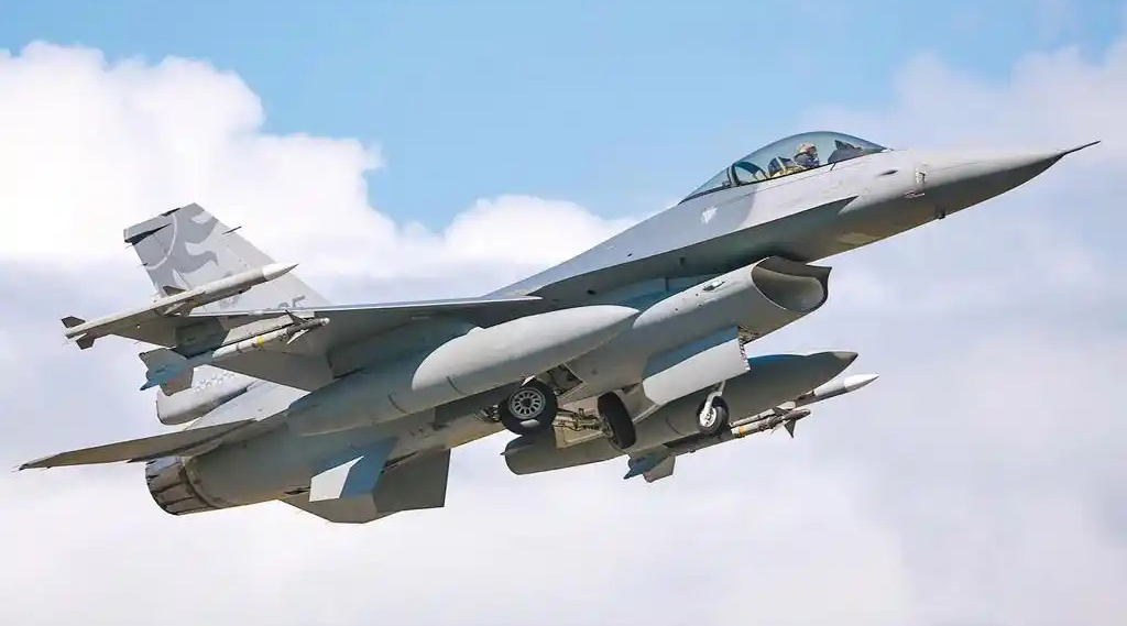 台空军F16战机坠海 飞行员跳伞搜救中