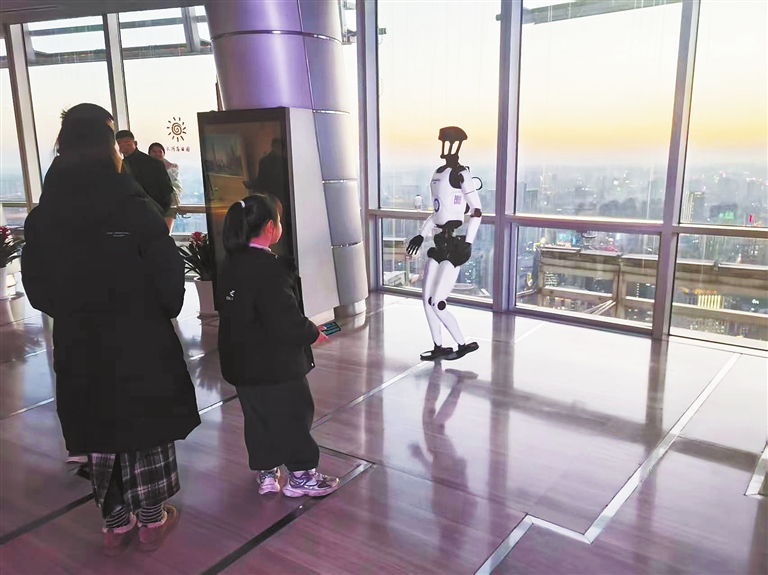 “河南造”人形机器人首次应用于文旅场景 这个“小益”不简单