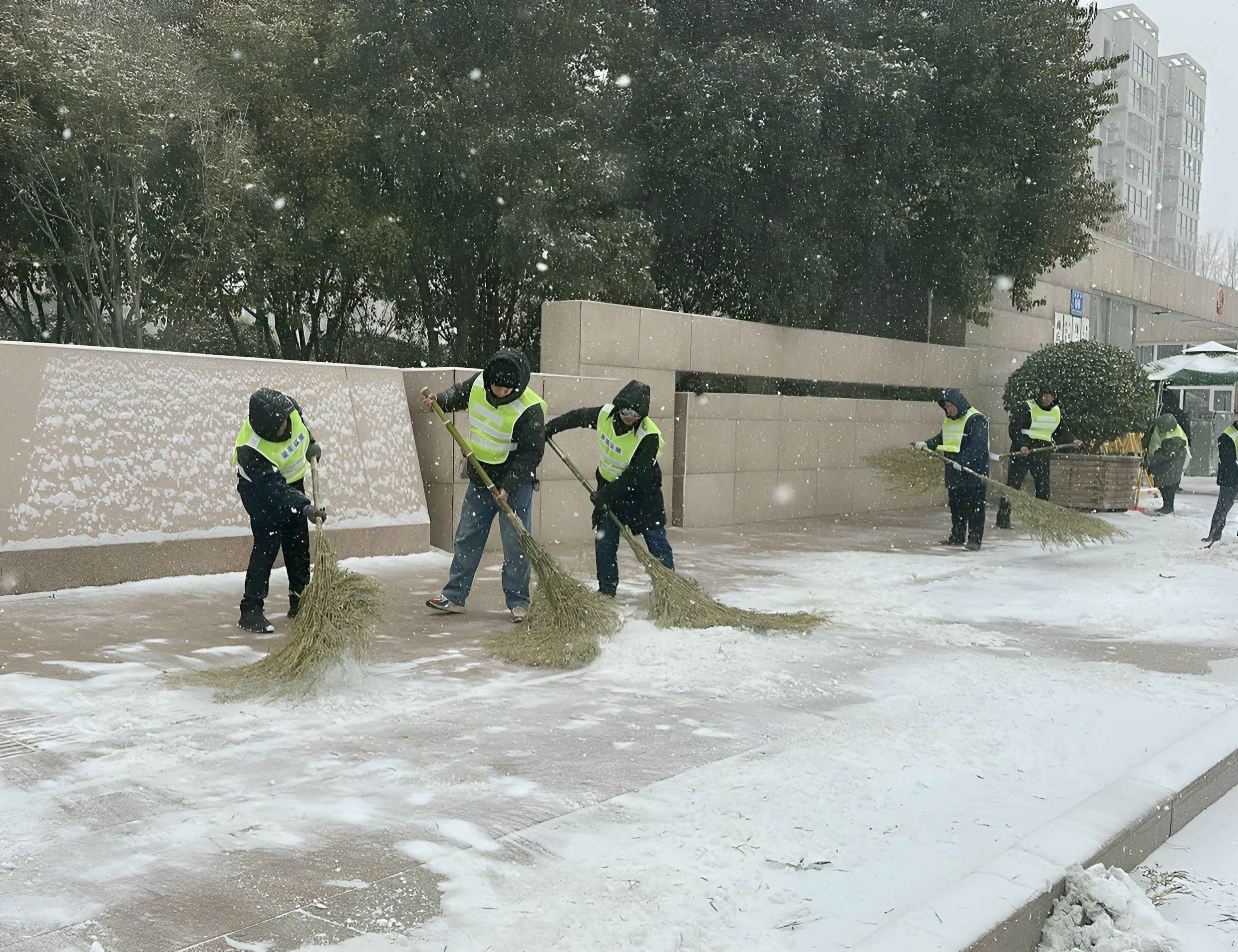 商丘市梁园区城管局：全力铲冰除雪保畅通