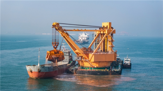 高效环保克硬岩!世界最大抓斗挖泥船“金广”助力防城港港30万吨级进港航道建设