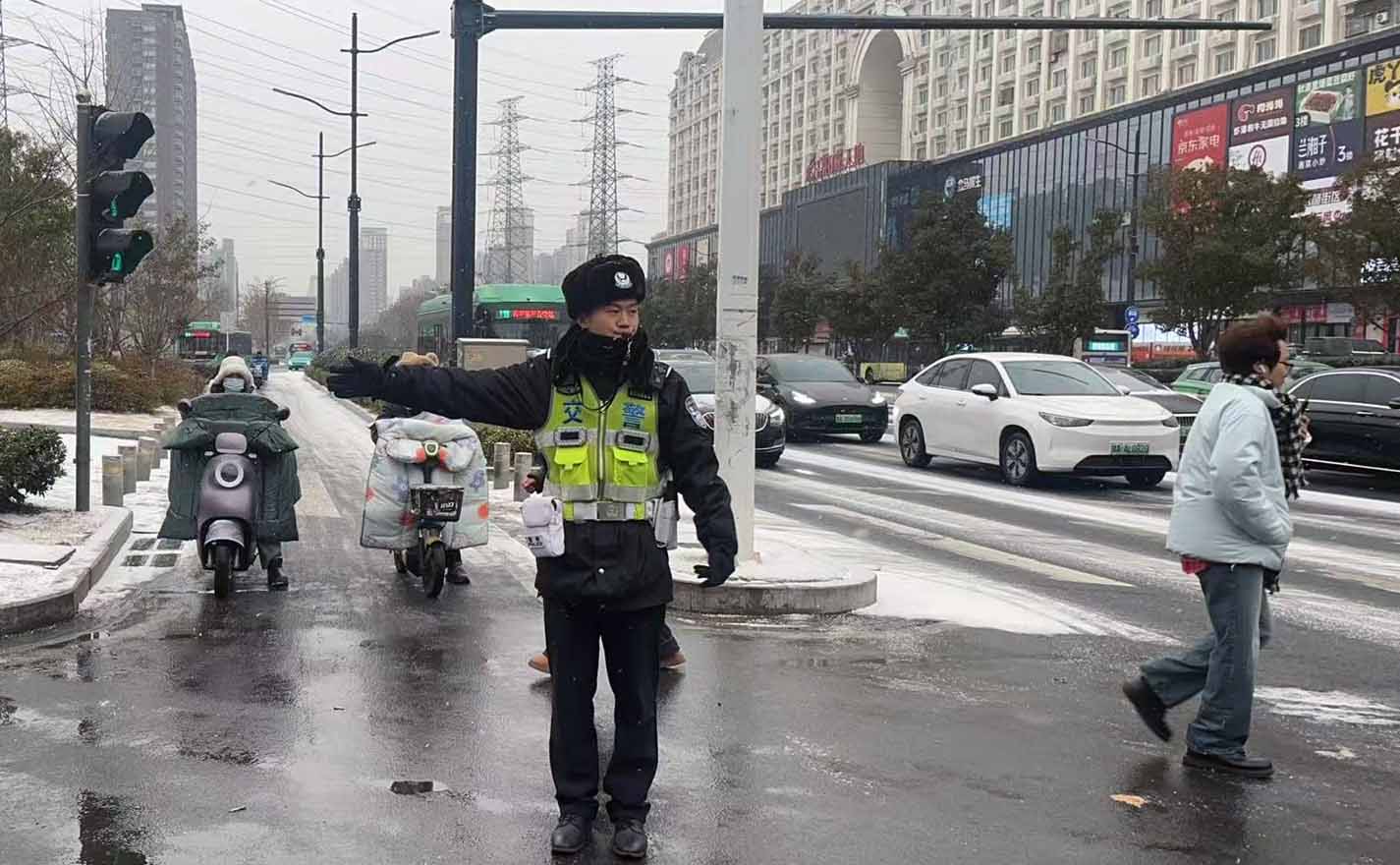 大雪寒潮来袭 郑州警方快速反应筑起平安防线
