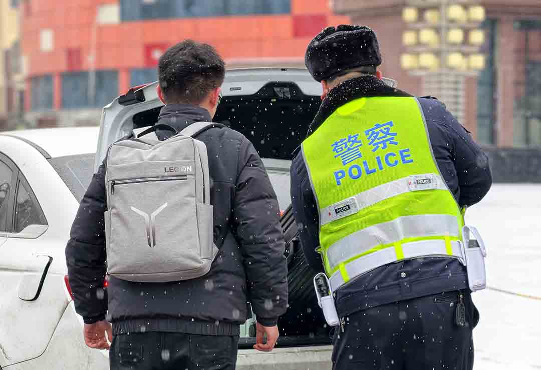 郑州：风雪中的坚守故事 寒潮里的暖心瞬间