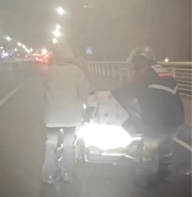 大庆路大桥指路的“黑衣侠”找到了!骑手义务疏导交通5小时，顺丰同城千元奖励已发