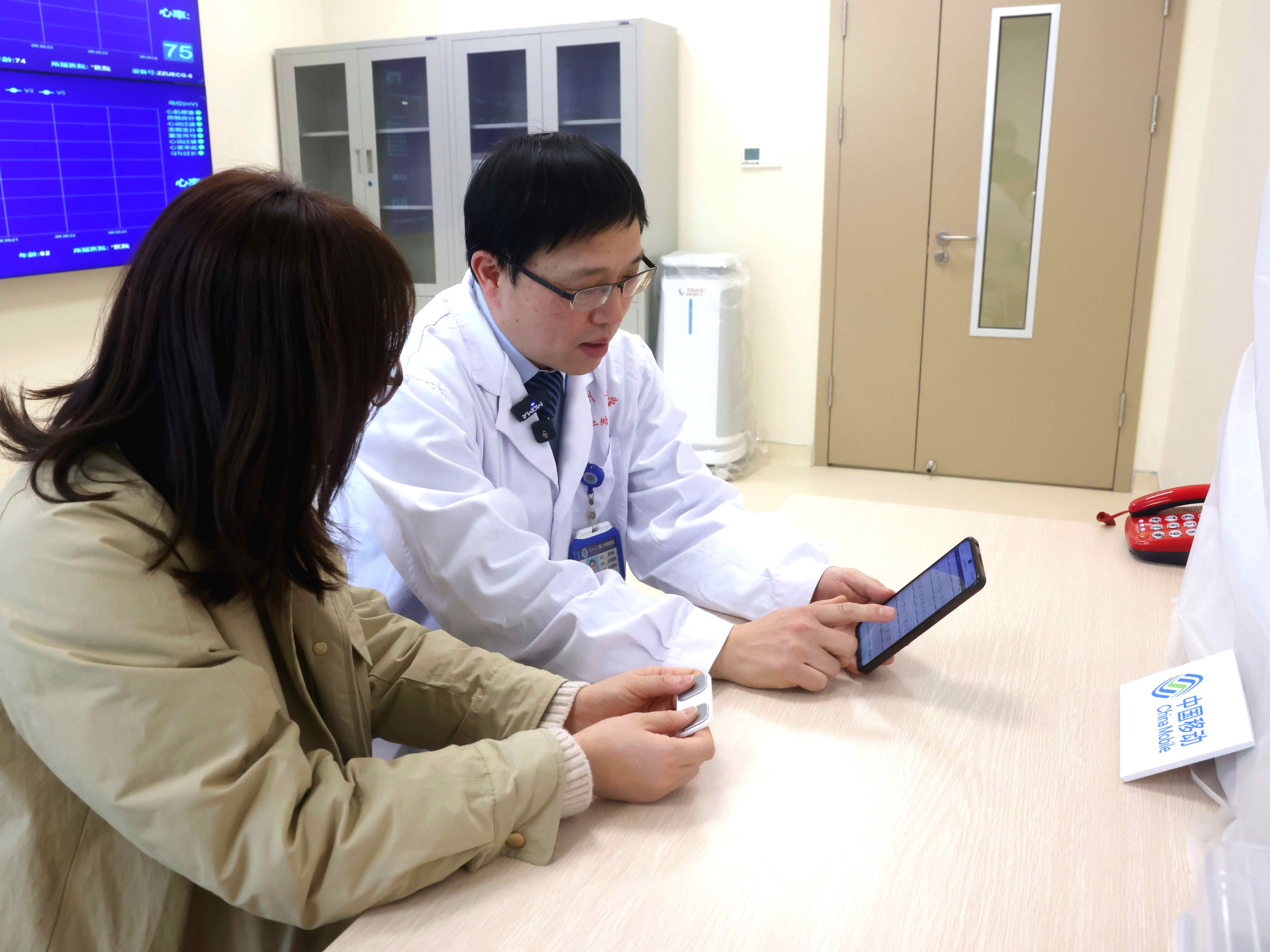 守护“心”生！AI心电卡 30秒完成心血管监测