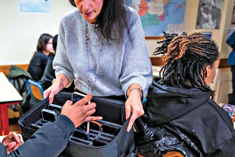 法国国民议会通过15岁以下社媒禁令