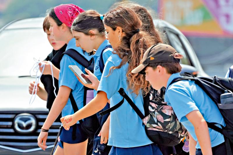 变化明显/少用手机社媒 澳洲女孩“感到自由”