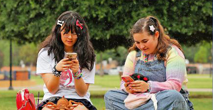 瑞典拟禁小学初中校园使用手机 英国吁更严格手机禁令