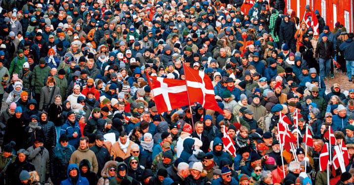 丹麦民众包围美使馆 大示威反对特朗普