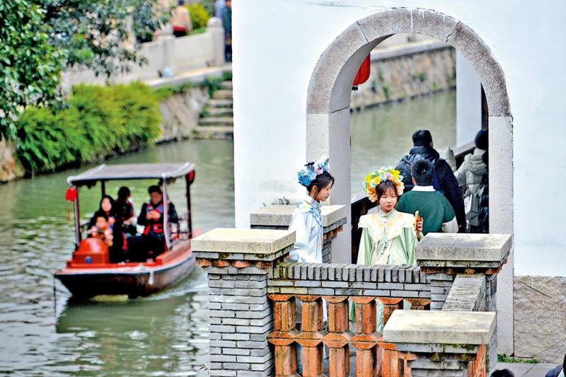 七日谈（广东篇）/诗意蟳埔花满头\蒋述卓