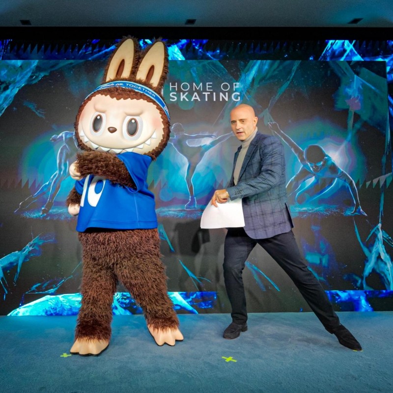 LABUBU明星朋友欧洲首次登场 冬奥期间亮相国际滑冰联盟活动仪式