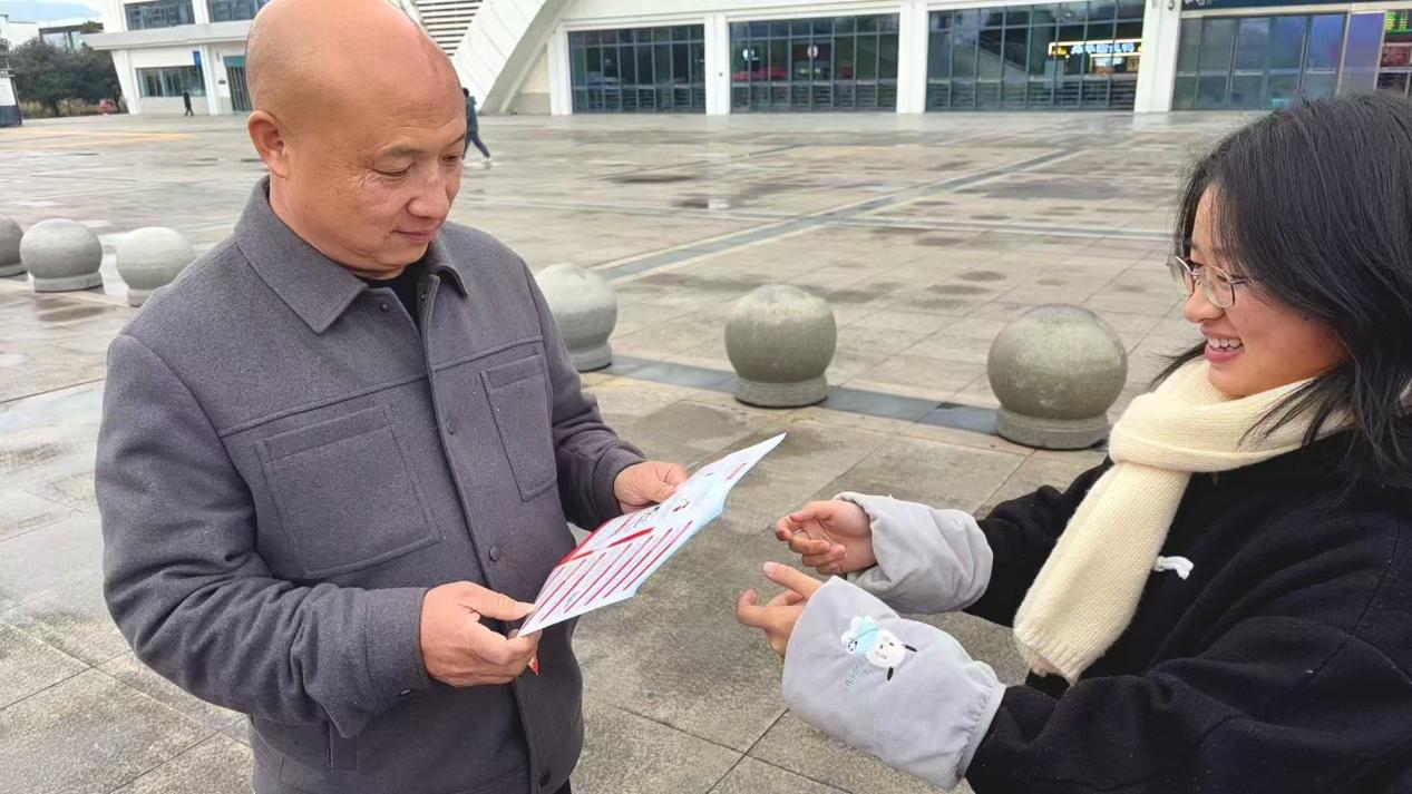 湖南新邵：以青春之力助力暖心春运