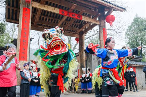 湖南湘江新区：千人共享长桌宴 非遗集市过小年
