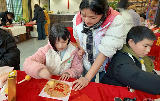 湖南新宁：用“志愿红”点亮暖暖新年