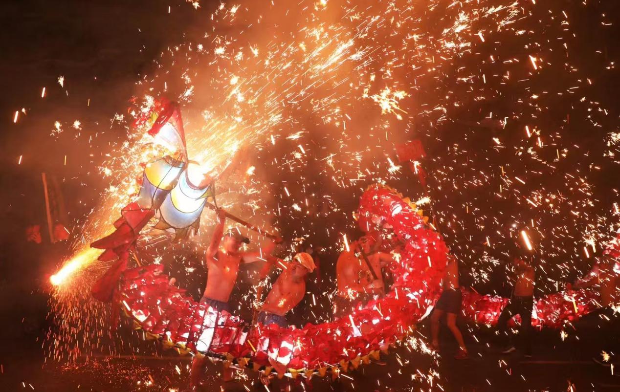 贵州台江：舞龙嘘花闹元宵 火树银花庆丰年