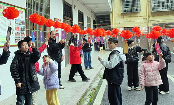 湖南新宁：“花”“灯”照亮元宵春韵