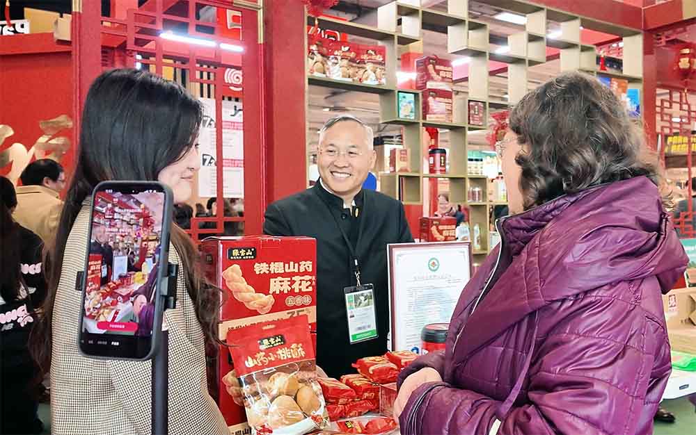 中国“土特产”亮相巴黎农博会 张宝山携山药出海香飘塞纳河畔