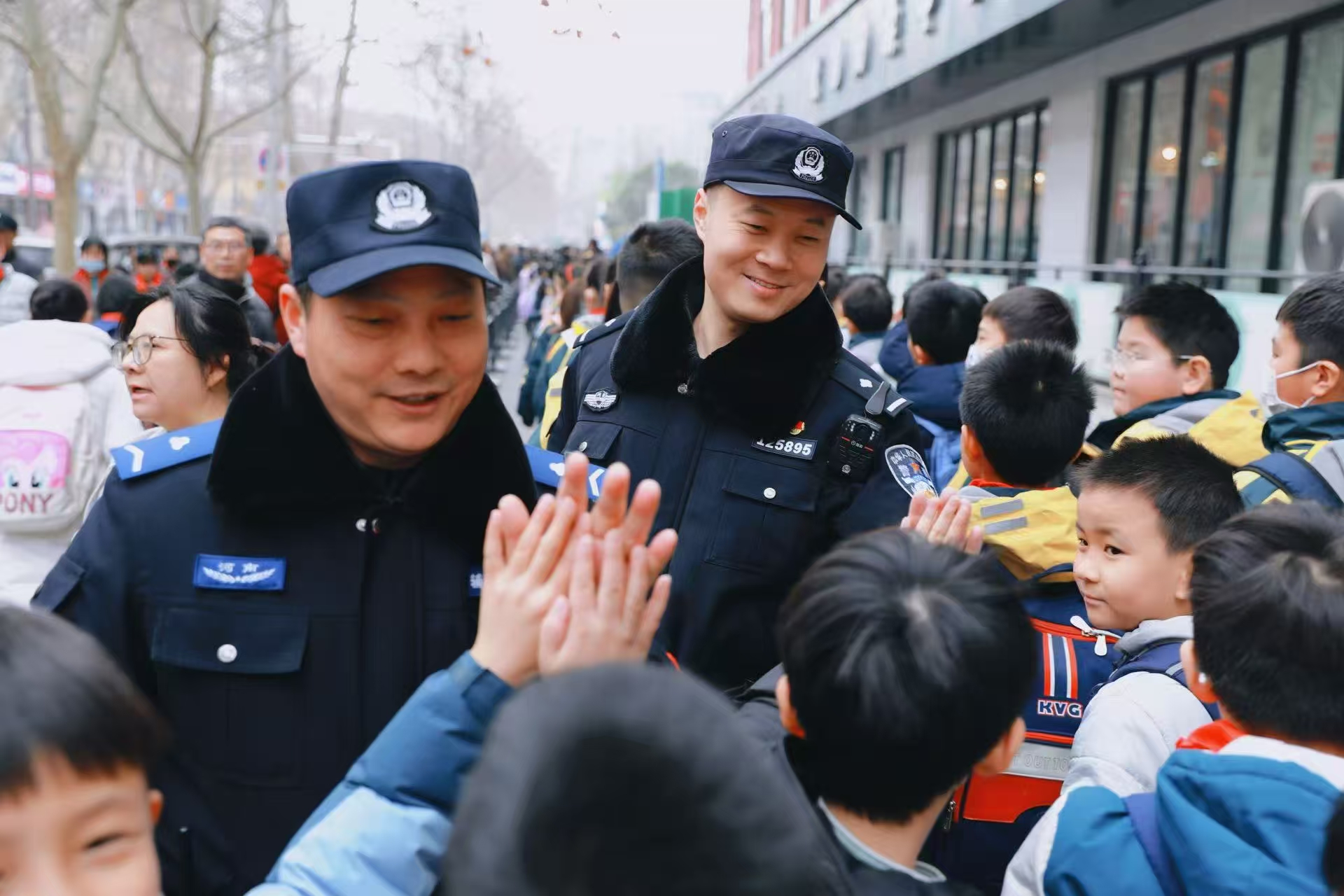 郑州公安：守护“开学季” 让孩子们平安起航