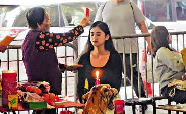 鹅颈桥底惊蛰祭白虎 游客想打特朗普