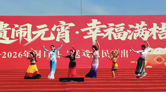 湖南洞口青年文化志愿者送戏惠民情暖山城