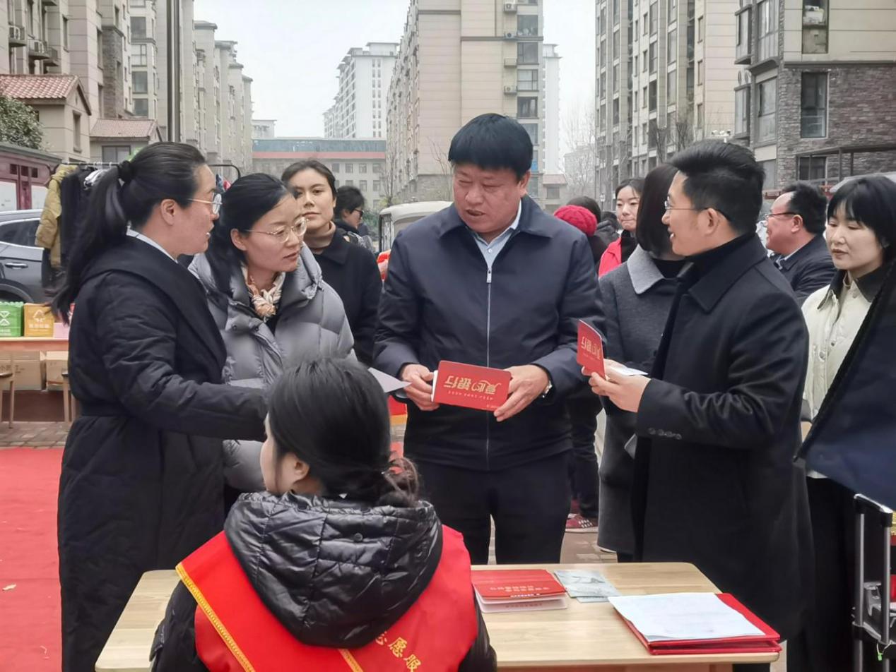 河南兰考：公益集市暖民心 便民服务零距离