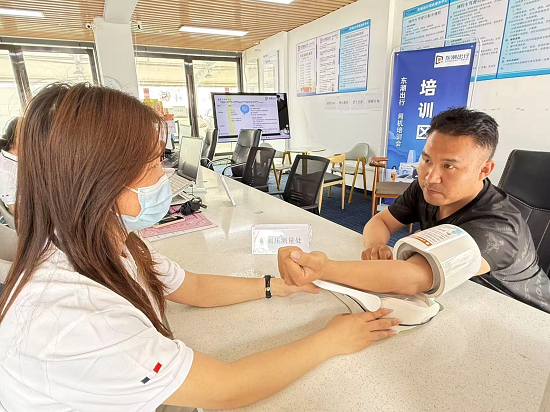 不止免费体检，更有直播解忧：深圳创新服务守护司机身心健康