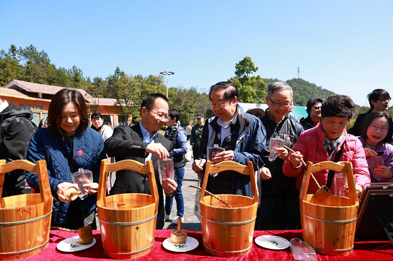 共叙赣港情谊 香港高级公务员协会一行在安远开展饮水思源活动