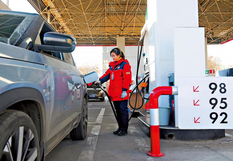 现场直击/车主趁油价调整前加油 “请替我加满”