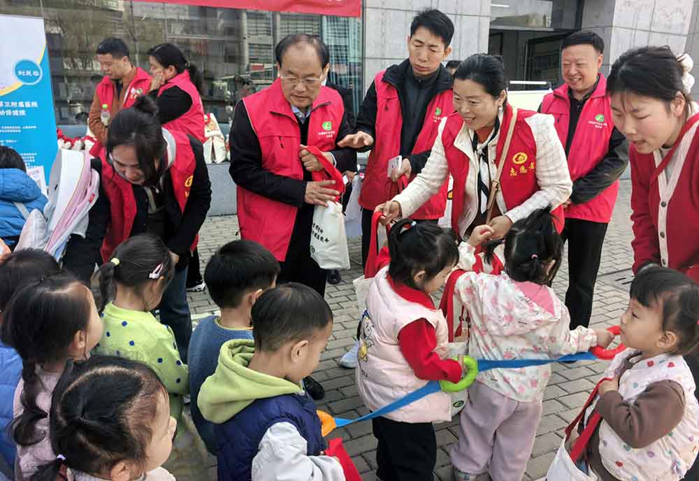 河南省计生协开展“弘扬雷锋精神 践行健康使命”志愿服务活动