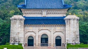 郑丽文率中国国民党访问团拜谒中山陵