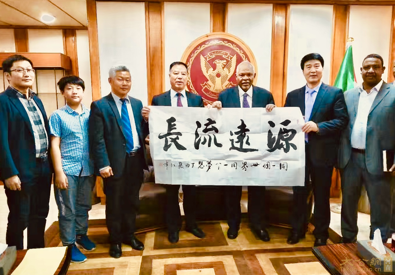笔墨传情，文化搭桥——书法家张红伟以书法为媒，架起文化交流的金色桥梁